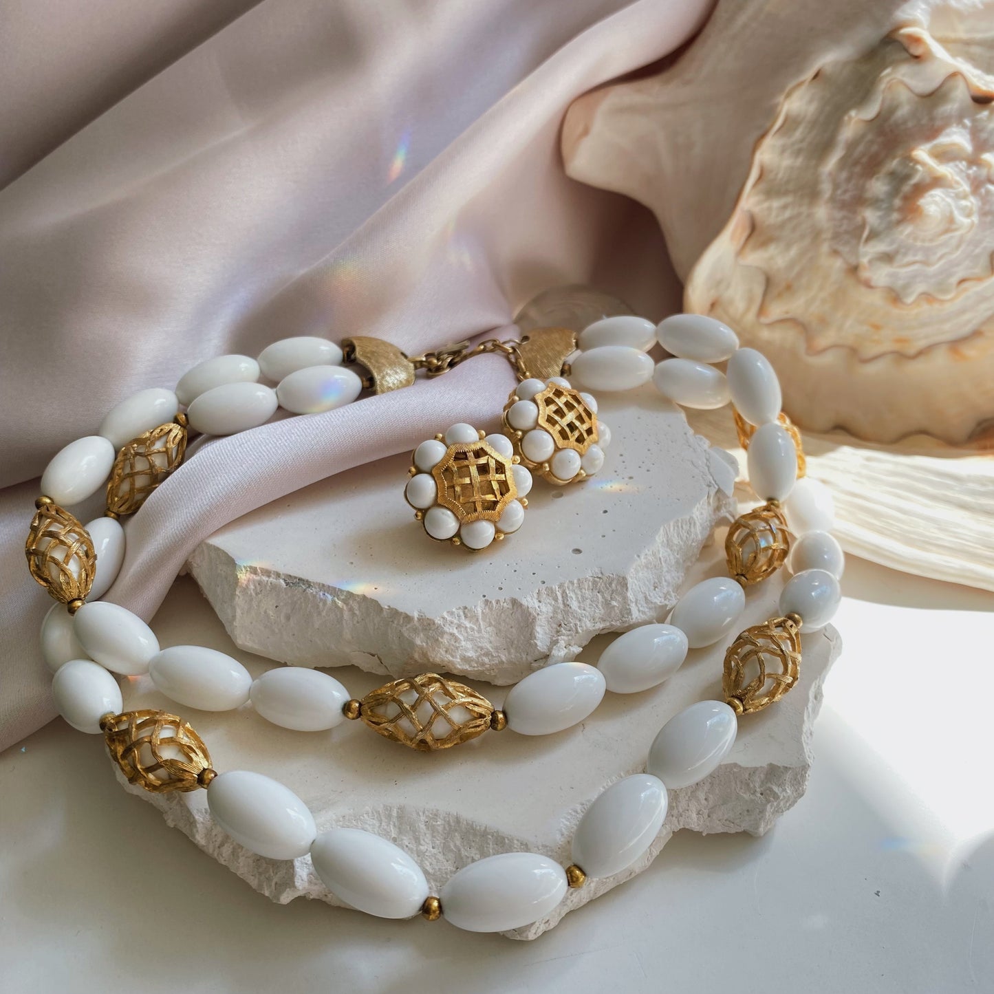 Vintage set in white and gold tones